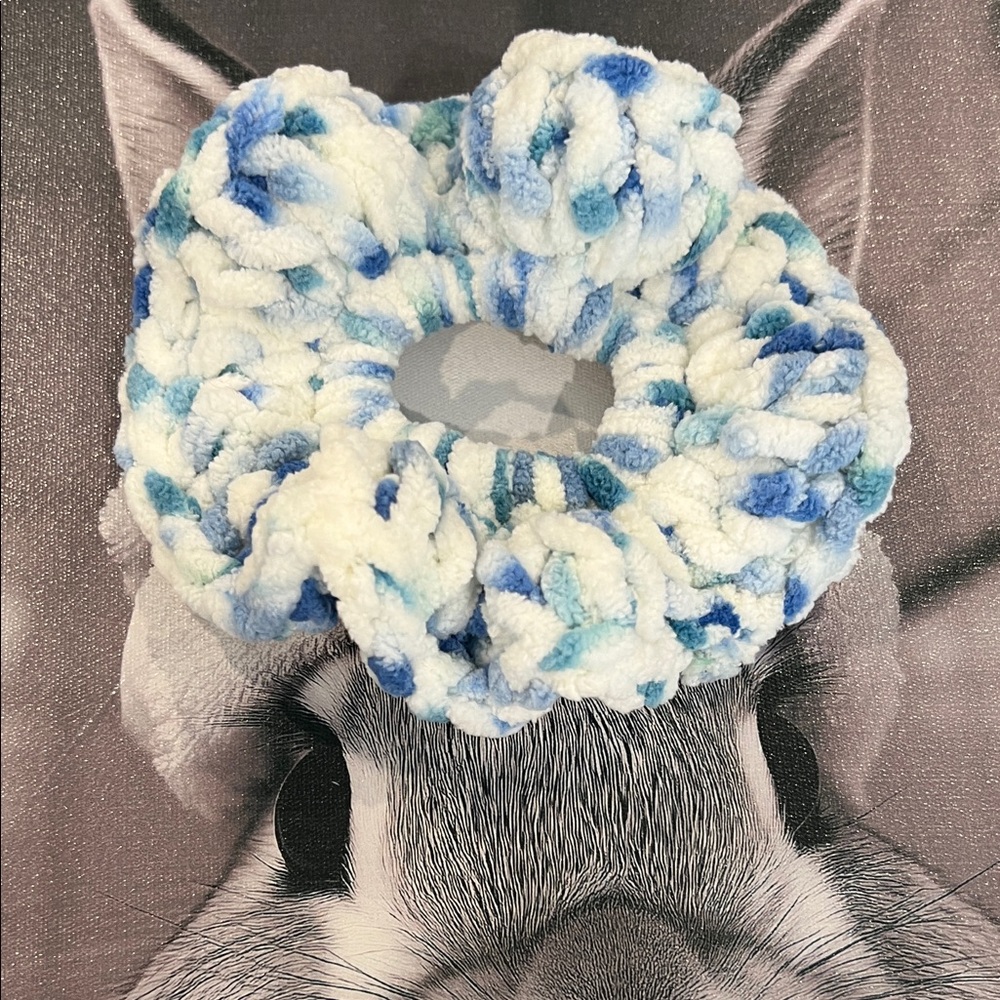 🧩 Blue and White Crochet Scrunchies - Set of 2 - Picture 3 of 4